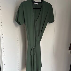 Chic Green Midi Dress with Timeless Elegance